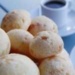 Pão de queijo com queijo francês